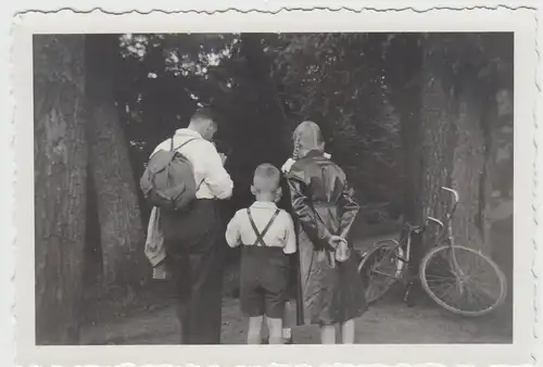 (F26161) Orig. Foto Vater m. Kinder, Spaziergang in Obernigk 1935