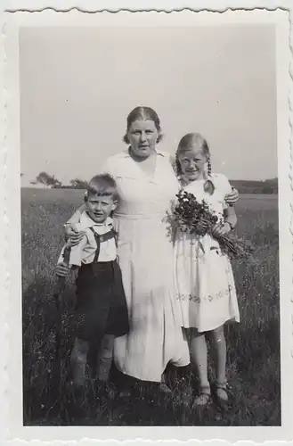 (F26160) Orig. Foto Mutter m. Kinder, Spaziergang in Obernigk 1935