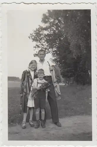 (F26159) Orig. Foto Vater m. Kinder, Spaziergang in Obernigk 1935