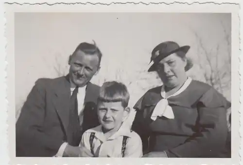 (F26156) Orig. Foto Vater, Mutter u. Sohn im Freien 1935