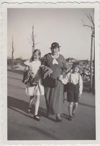 (F26155) Orig. Foto Mutter m. Kindern, Osterspaziergang in Breslau 1935