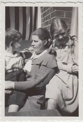 (F26154) Orig. Foto Mutter mit Kindern auf dem Balkon 1935
