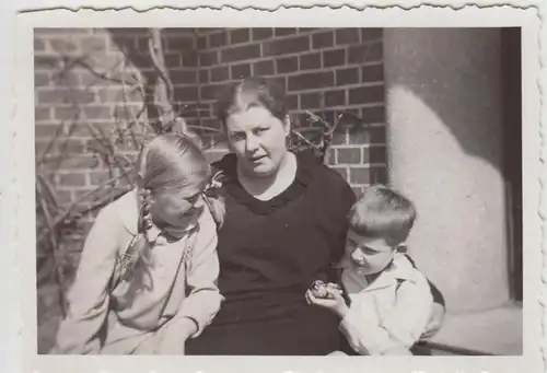 (F26149) Orig. Foto Frau mit Kindern am Haus 1935