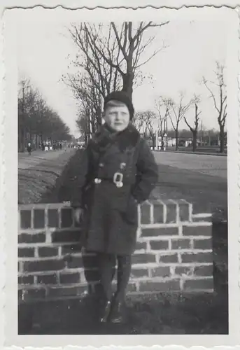 (F26148) Orig. Foto Junge steht an kleiner Mauer 1935