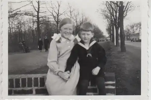 (F26147) Orig. Foto Kinder sitzen auf kleiner Mauer 1935