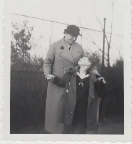 (F26146) Orig. Foto Kinder im Mantel im Freien 1935