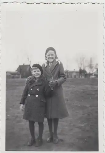 (F26145) Orig. Foto Frau u. kleiner Junge im Freien 1935