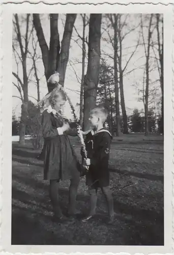 (F26144) Orig. Foto Kinder mit großer Kunstblume in einem Park 1935