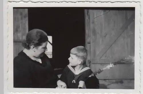 (F26143) Orig. Foto Frau u. kleiner Junge an Scheune 1935