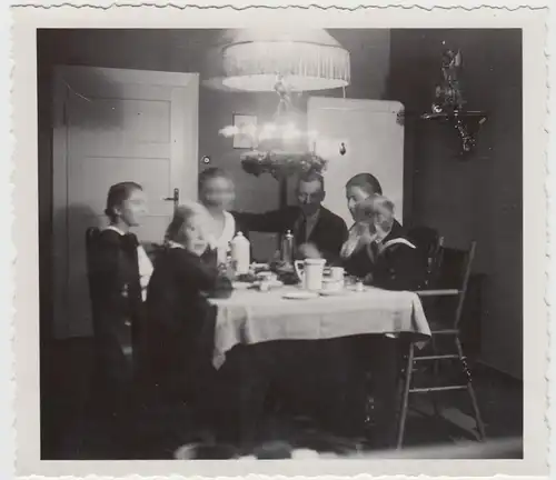 (F26134) Orig. Foto Personen am Kaffeetisch, Weihnachtskranz, 1934