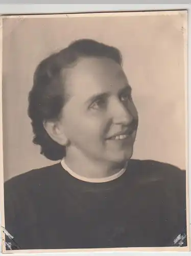 (F26131) Orig. Foto Porträt junge Frau 1943