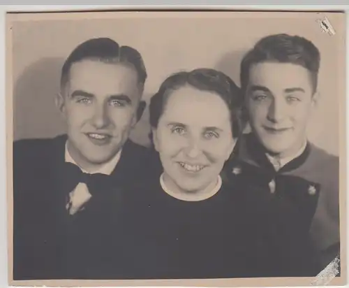 (F26126) Orig. Foto Porträt junge Frau m. jungen Männern 1943