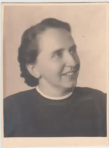 (F26125) Orig. Foto Porträt junge Frau 1943