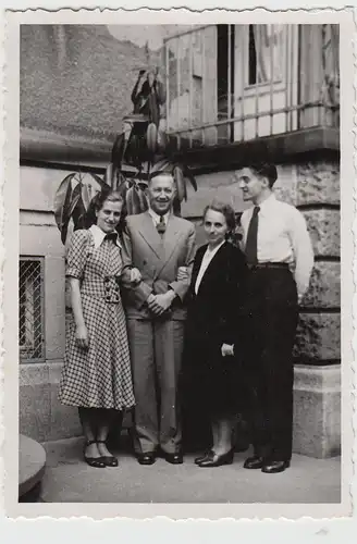 (F26118) Orig. Foto Personen stehen am Haus 1940/50er