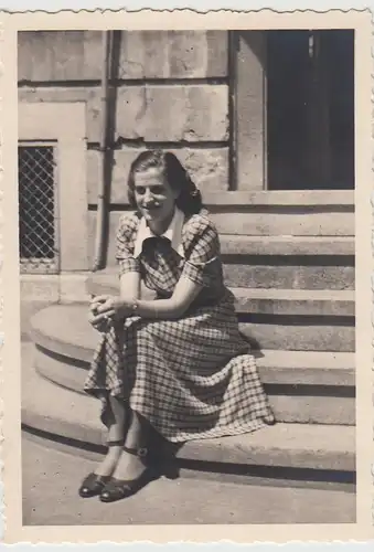 (F26117) Orig. Foto junge Frau auf Treppe am Hauseingang 1949