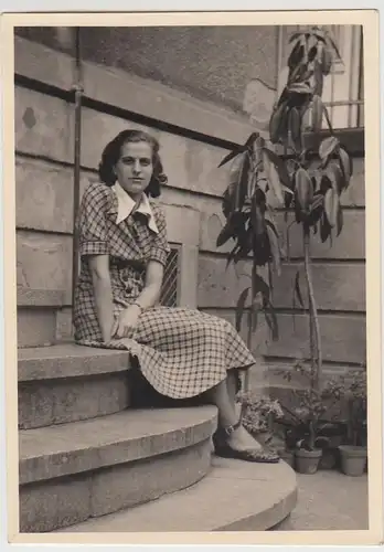 (F26116) Orig. Foto junge Frau auf Treppe am Hauseingang 1949