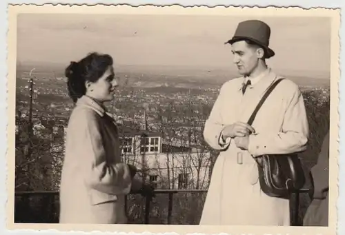 (F26114) Orig. Foto Frau u. Mann im Freien über Stuttgart 1951