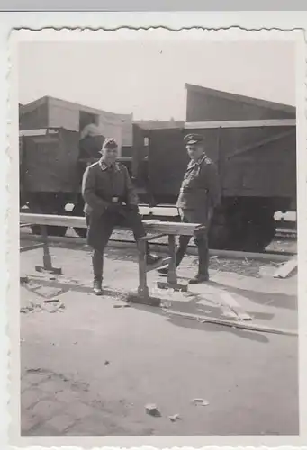 (F2611) Orig. Foto Luftwaffe-Soldaten auf Bahnsteig, Umbau Güterwgen, 1940