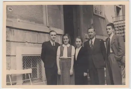 (F26106) Orig. Foto Familie Dr. Franz-Josef Roth im Freien 1948