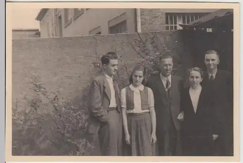 (F26105) Orig. Foto Familie Dr. Franz-Josef Roth im Freien 1948