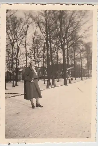 (F26100) Orig. Foto Frau in einem Stadtpark im Winter 1950er