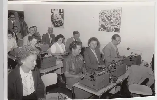 (F26098) Orig. Foto Schreibmaschinen-Schule, Olympia Werksfoto 1950er