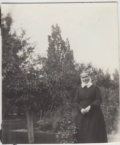(F26092) Orig. Foto Berlin, Schwester im Garten d. Mariannenhauses 1950er
