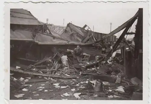 (F2609) Orig. Foto Russland Nov. 1941, Volltreffer a. Bahnhof, zerstörter Zug