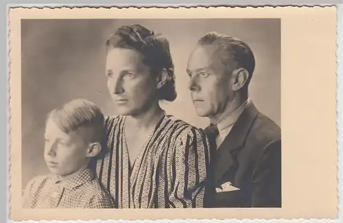 (F26088) Orig. Foto Porträt Familie m. Kind, Studio Eckernförde 1949