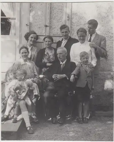 (F26086) Orig. Foto Gruppenbild am Haus zu einer Geburtstagsfeier 1949