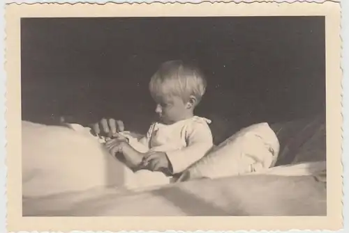 (F26083) Orig. Foto Kleinkind Junge im Bett 1950er