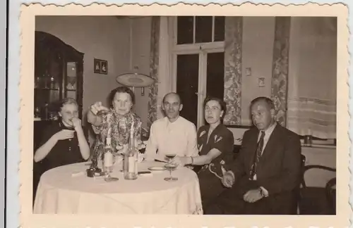 (F26081) Orig. Foto Personen mit Schnapsglas, Feier i.d. Wohnung 1950er