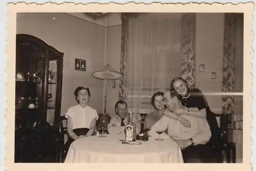 (F26080) Orig. Foto Personen mit Schnapsglas, Feier i.d. Wohnung 1950er