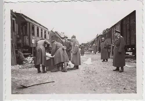 (F2608) Orig. Foto Russland Nov. 1941, Volltreffer a. Bahnhof, zerstörter Zug
