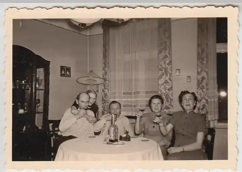 (F26079) Orig. Foto Personen mit Schnapsglas, Feier i.d. Wohnung 1950er