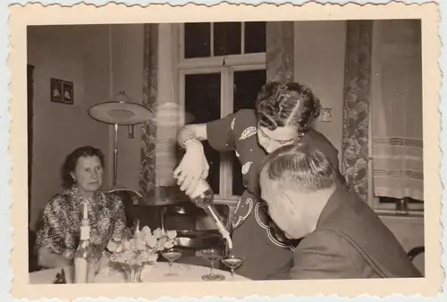 (F26078) Orig. Foto Frau teilt Schnaps aus, Wohnung 1950er