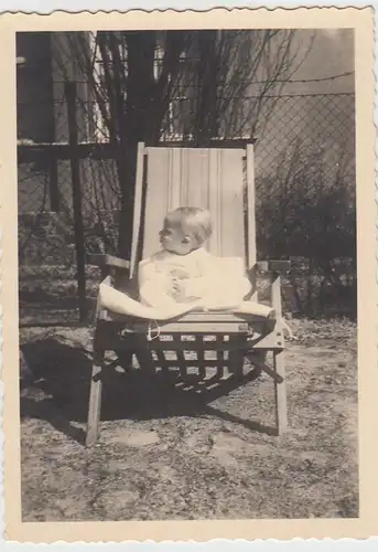 (F26076) Orig. Foto Kleinkind im Liegestuhl am haus 1950er