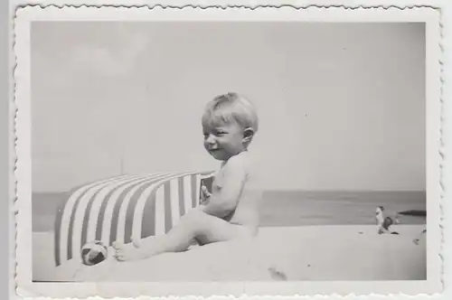 (F26075) Orig. Foto kleiner Junge mit Ball sitzt am Strand 1950er