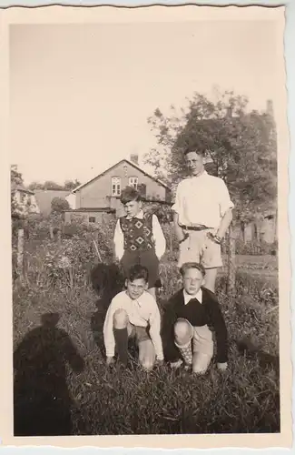 (F26074) Orig. Foto Jungs in einem Garten in Eckernförde 1952