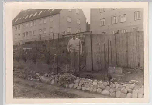 (F26073) Orig. Foto Herr am Garten hinter dem Wohnblock 1950er