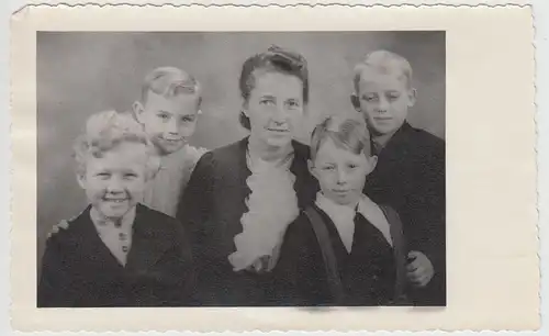 (F26072) Orig. Foto Frau mit 4 Jungs, Familie Eckernförde 1950er