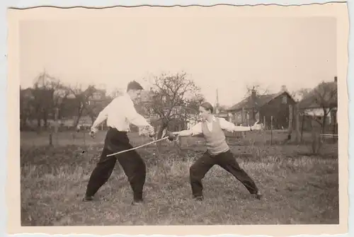 (F26071) Orig. Foto Jungs fechten in einem Garten in Eckernförde 1952