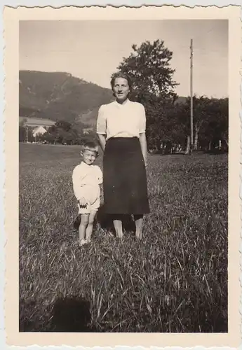 (F26070) Orig. Foto Frau mit Kind Junge a.d. Wiese 1950er