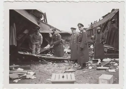 (F2607) Orig. Foto Russland Nov. 1941, Volltreffer a. Bahnhof, zerstörter Zug