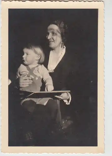 (F26069) Orig. Foto Frau mit Kleinkind auf dem Schoß 1930-50er