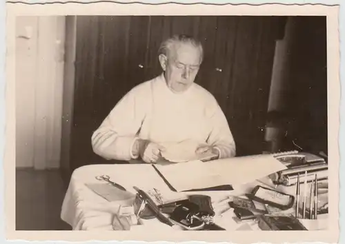 (F26065) Orig. Foto älterer Herr am Schreibtisch 1950er