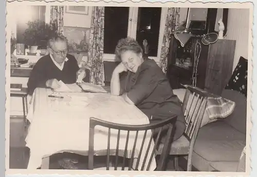 (F26064) Orig. Foto ältere Personen am Tisch in Wohnung 1950er