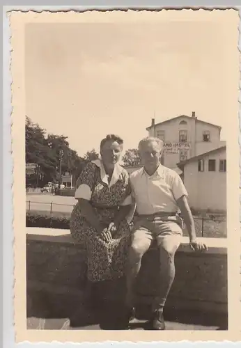 (F26062) Orig. Foto Timmendorferstrand, Paar vor Strand-Hotel Schwarz 1951
