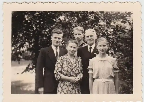 (F26061) Orig. Foto Personen Familie, Gruppenbild im Freien 1950er