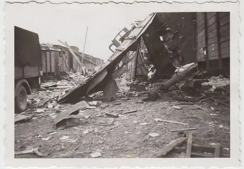 (F2606) Orig. Foto Russland Nov. 1941, Volltreffer a. Bahnhof, zerstörter Zug